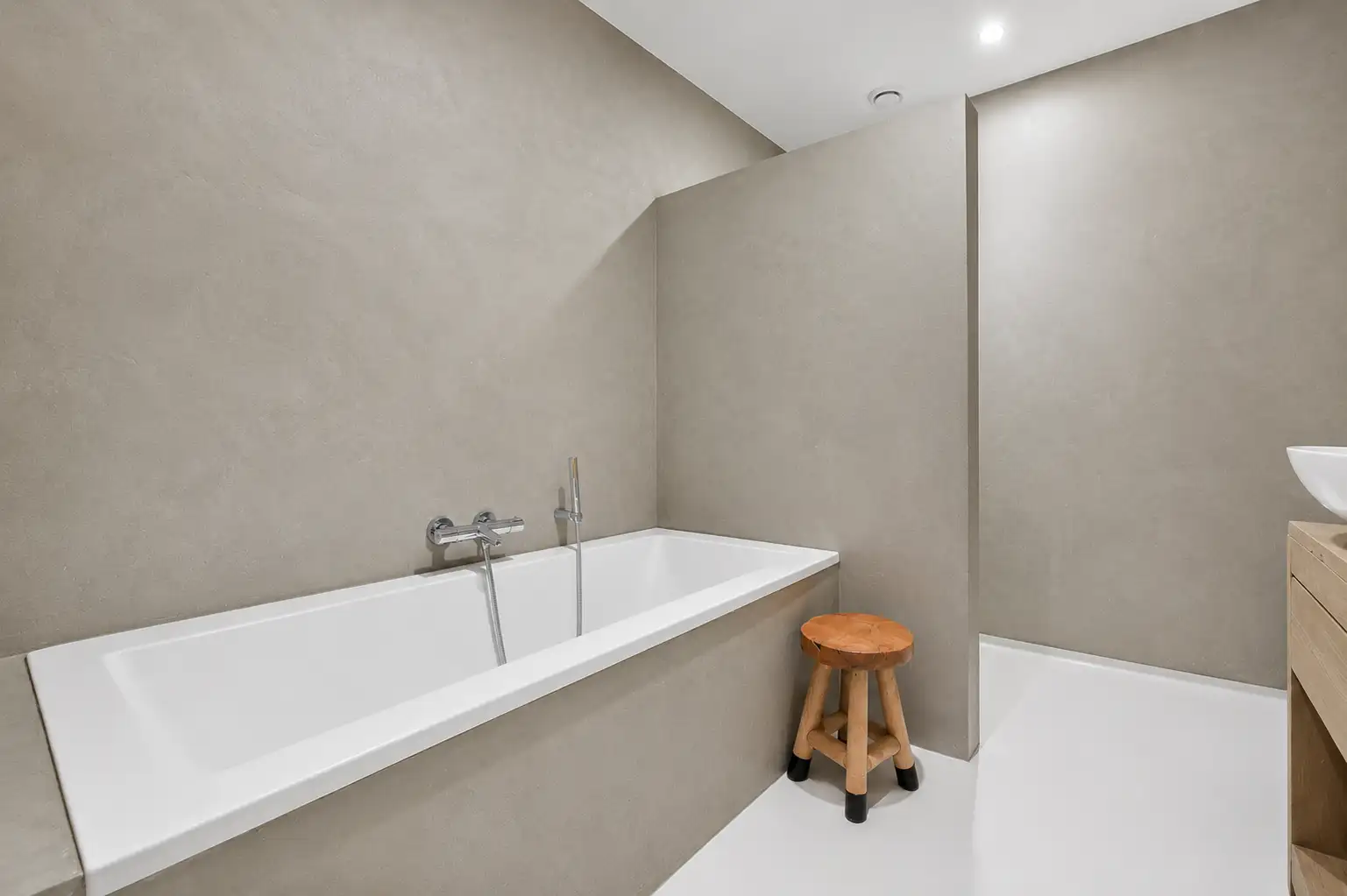 Minimalist microcement bathtub bathroom
